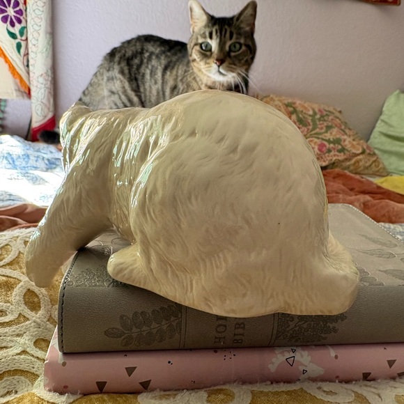 Elegant Ceramic Cream Cat Figurine Vintage Grandma Pretty Kitty 🐱 - Picture 3 of 12